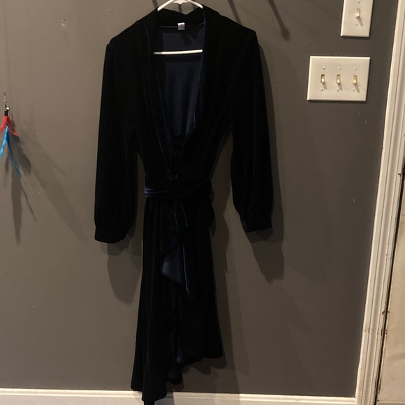 Chicwish beautiful classy sexy wrap blue velvet  long sleeved dress EUC - Picture 2 of 7